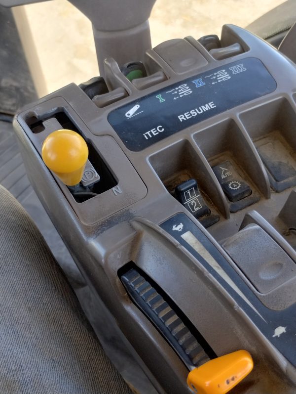 2011 John Deere 8235R - Image 9
