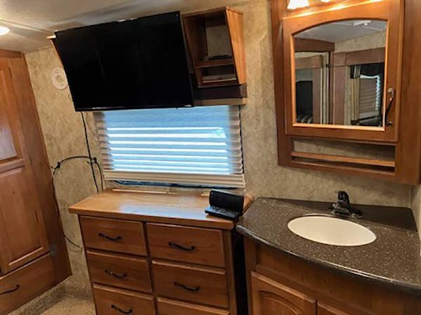 2004 Ford F-450 and 2012 Keystone Montana 3400RL Hickory Edition - Image 15