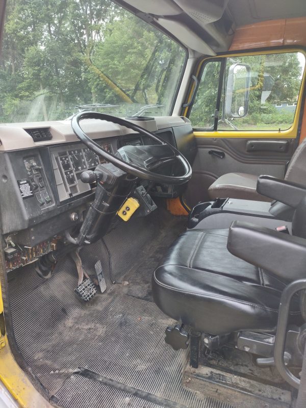 2001 International 4700 - Image 2