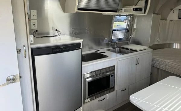 2017 AIRSTREAM BAMBI 22FB - Image 9
