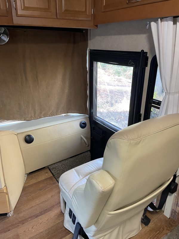 2006 Winnebago Tour – 40FD – Custom Bunk House - Image 9