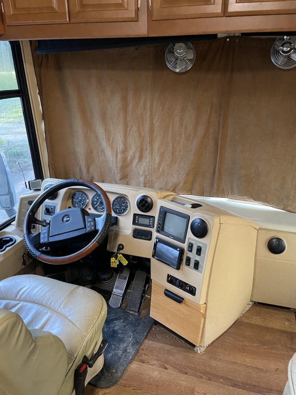 2006 Winnebago Tour – 40FD – Custom Bunk House - Image 10