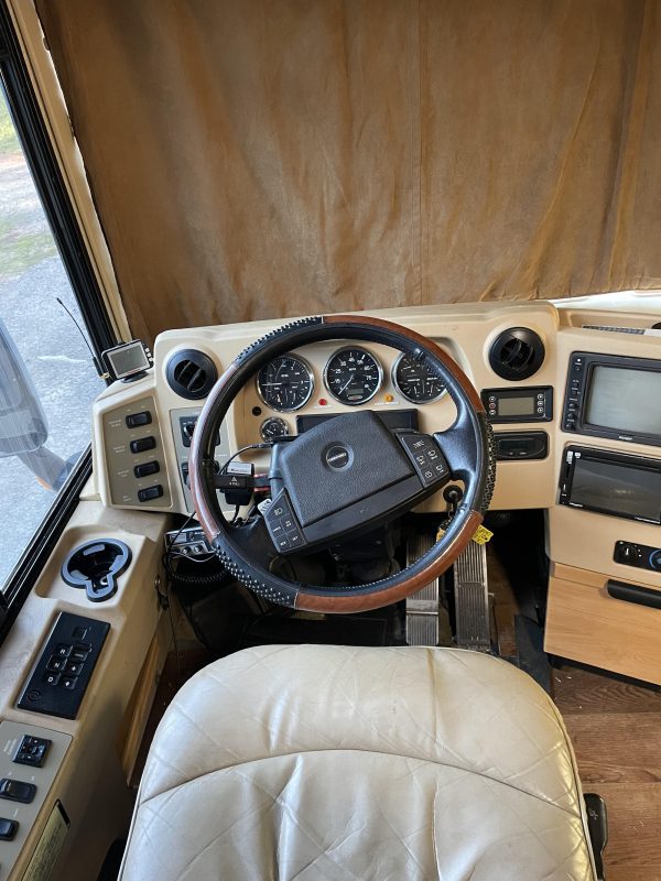 2006 Winnebago Tour – 40FD – Custom Bunk House - Image 11