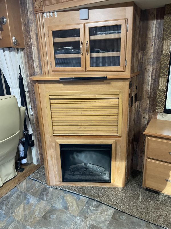 2006 Winnebago Tour – 40FD – Custom Bunk House - Image 13