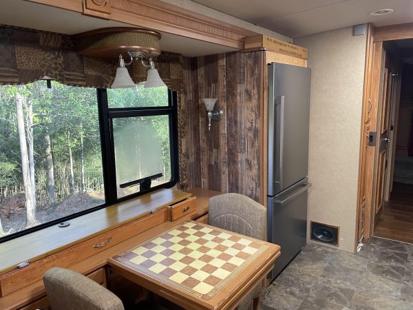 2006 Winnebago Tour – 40FD – Custom Bunk House - Image 15