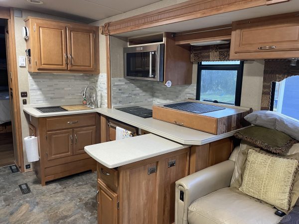 2006 Winnebago Tour – 40FD – Custom Bunk House - Image 17