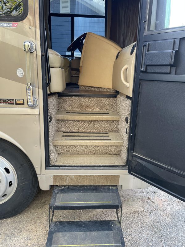 2006 Winnebago Tour – 40FD – Custom Bunk House - Image 2