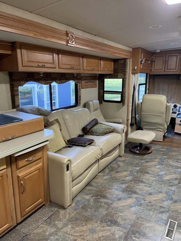 2006 Winnebago Tour – 40FD – Custom Bunk House - Image 19