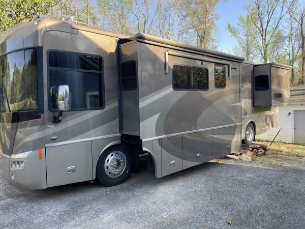 2006 Winnebago Tour – 40FD – Custom Bunk House - Image 3