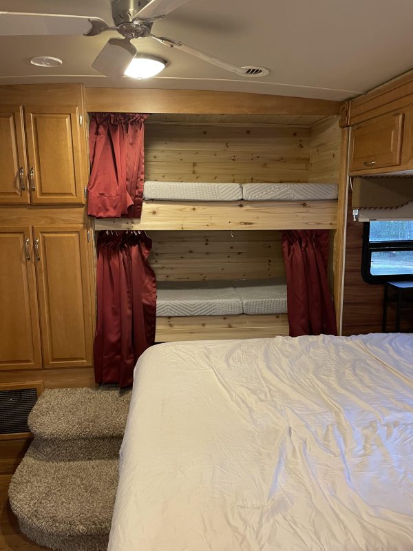 2006 Winnebago Tour – 40FD – Custom Bunk House - Image 20