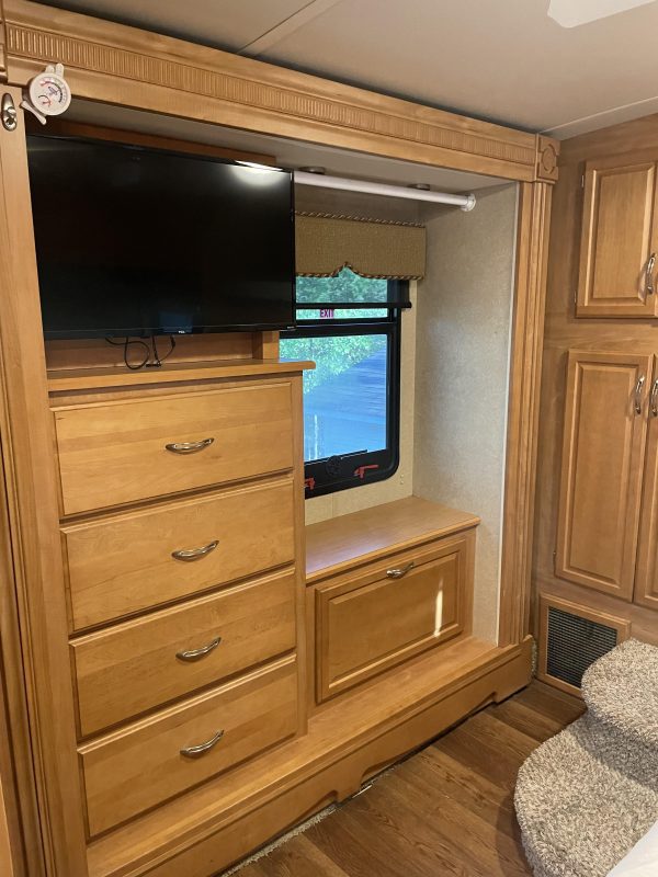 2006 Winnebago Tour – 40FD – Custom Bunk House - Image 21