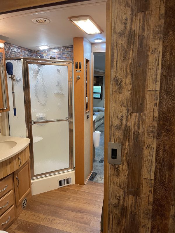 2006 Winnebago Tour – 40FD – Custom Bunk House - Image 22