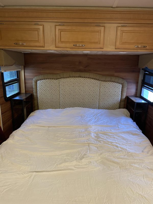 2006 Winnebago Tour – 40FD – Custom Bunk House - Image 23