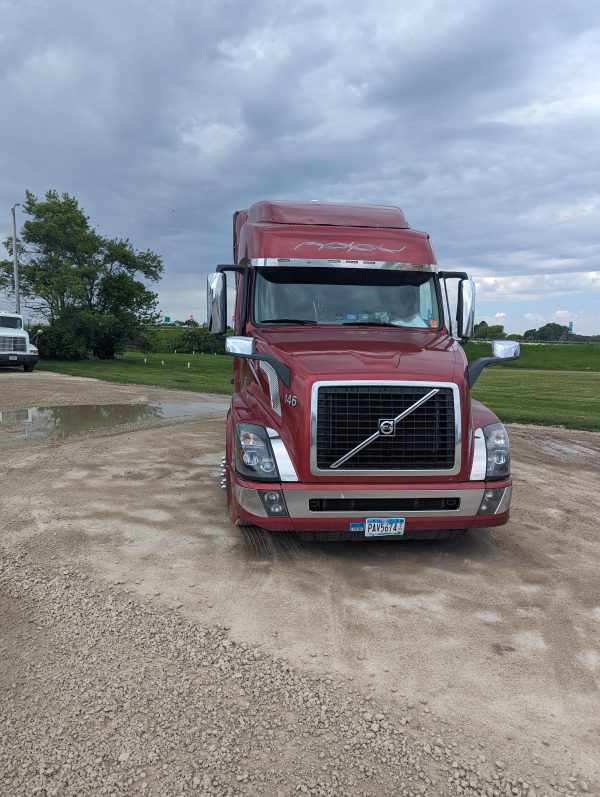 2016 Volvo VNL42T730 - Image 2