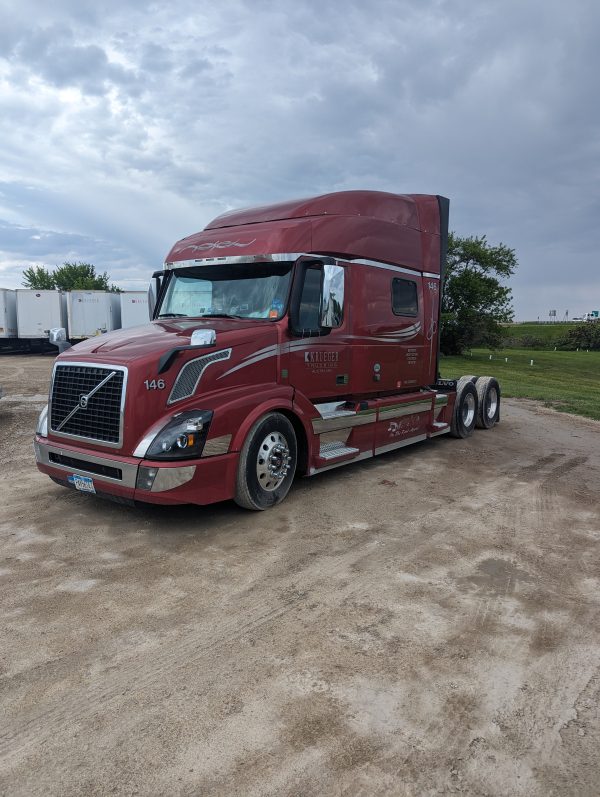 2016 Volvo VNL42T730 - Image 3