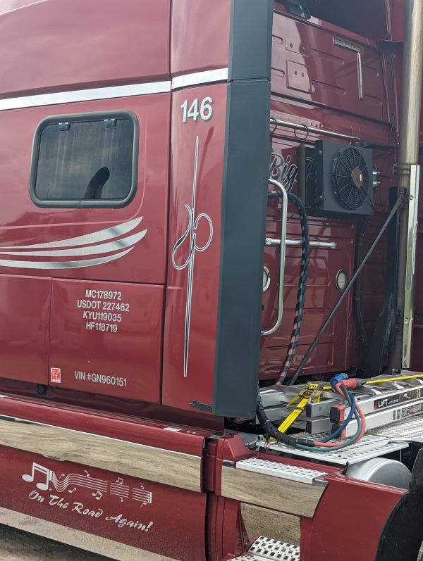 2016 Volvo VNL42T730 - Image 11