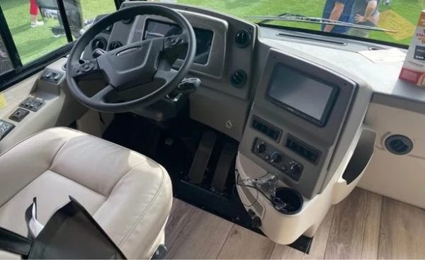 2022 WINNEBAGO FORZA 34T - Image 5