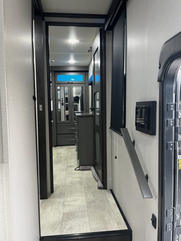 2022 GRAND DESIGN MOMENTUM M CLASS 381MS - Image 2