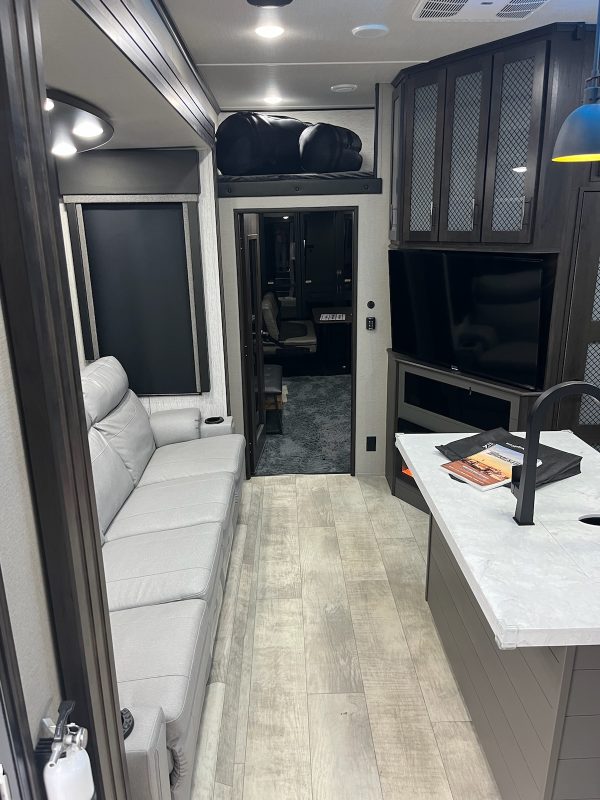 2022 GRAND DESIGN MOMENTUM M CLASS 381MS - Image 5
