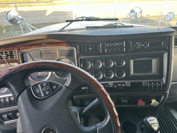 2010 Kenworth t 660 - Image 3