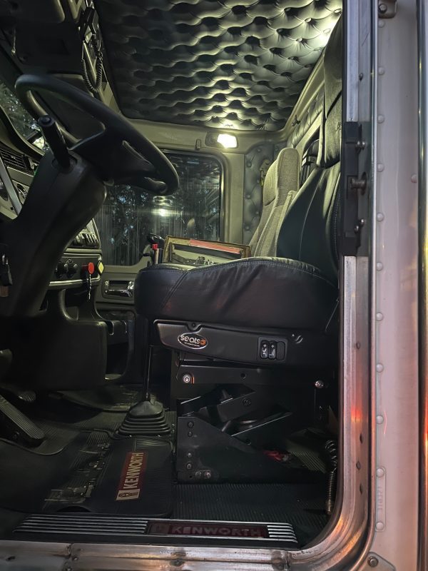 2012 Kenworth W900L - Image 14