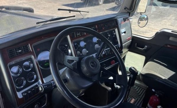 2007 Kenworth W900L - Image 5