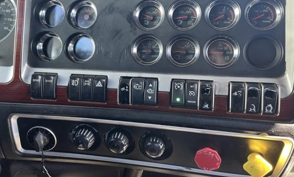 2007 Kenworth W900L - Image 6