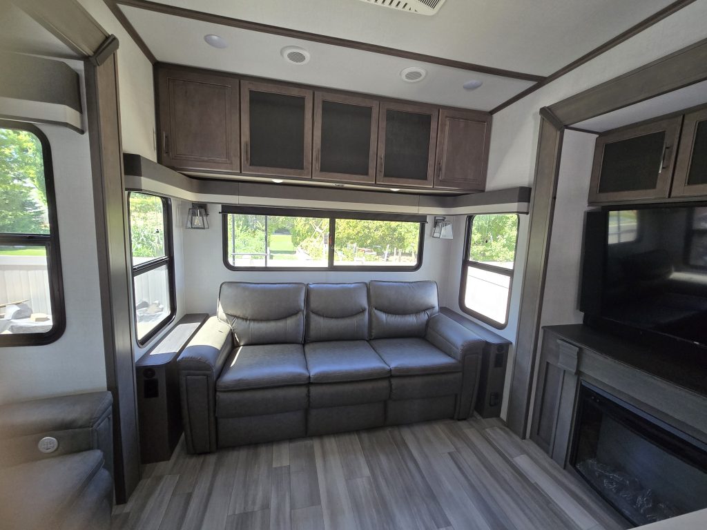 2024 Grand Design Solitude SClass 2930RL - Image 9