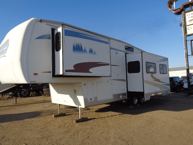 2006 Cardinal 5th Wheel Hitch Camper - Image 3