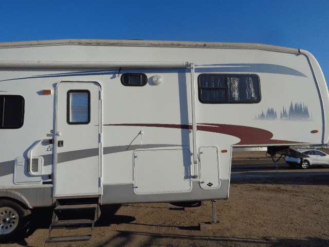 2006 Cardinal 5th Wheel Hitch Camper - Image 11