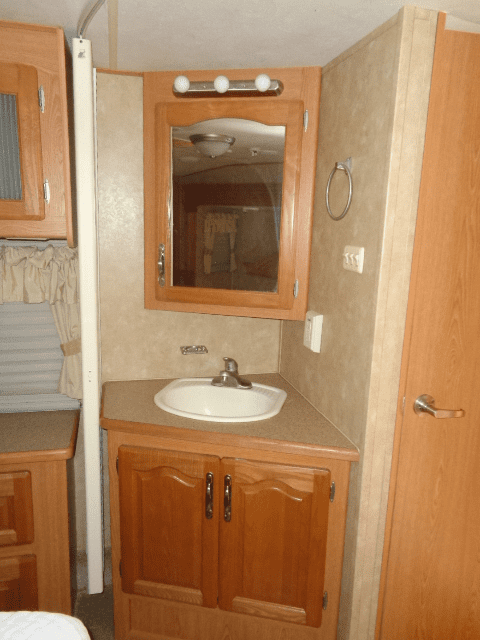 2006 Cardinal 5th Wheel Hitch Camper - Image 25