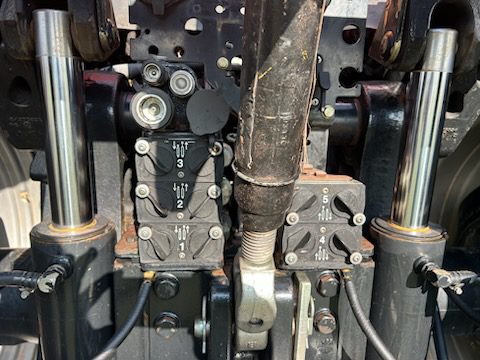 2011 Case IH Magnum 340 MFWD Tractor - Image 9