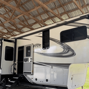 2022 GRAND DESIGN SOLITUDE S CLASS 3550BH-R (SB1407)