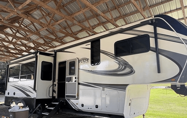 2022 GRAND DESIGN SOLITUDE S CLASS 3550BH-R (SB1407)