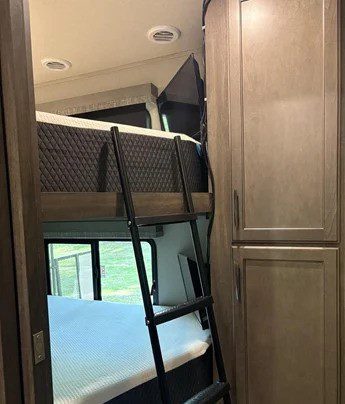 2022 GRAND DESIGN SOLITUDE S CLASS 3550BH-R (SB1407) - Image 10