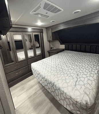 2022 GRAND DESIGN SOLITUDE S CLASS 3550BH-R (SB1407) - Image 7