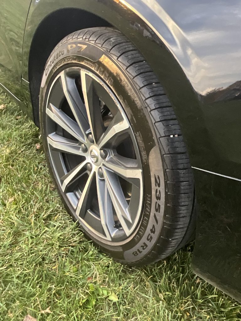 2022 Volvo S60 B5 Momentum - Image 11