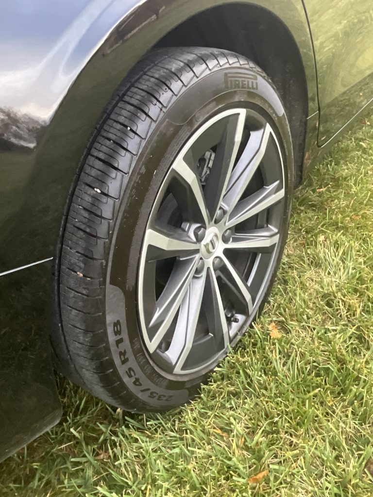 2022 Volvo S60 B5 Momentum - Image 12