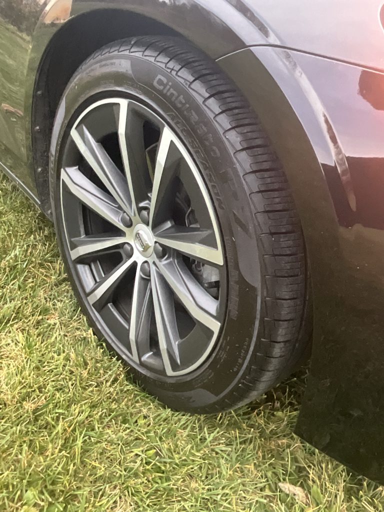 2022 Volvo S60 B5 Momentum - Image 13