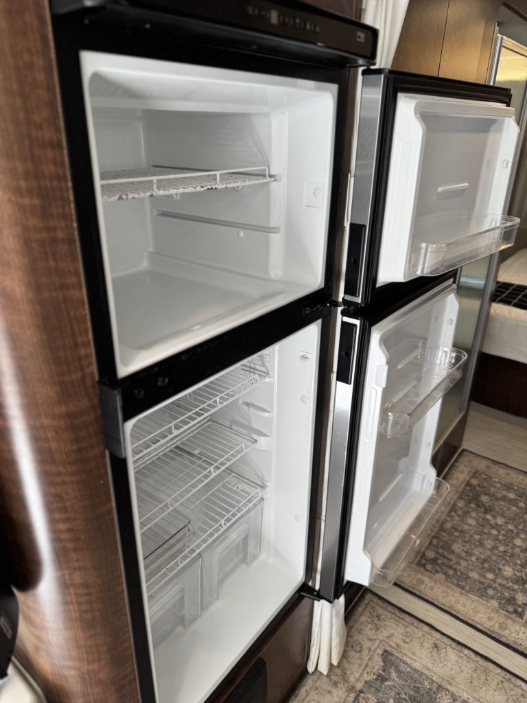 2022 AIRSTREAM GLOBETROTTER 27FB - Image 3