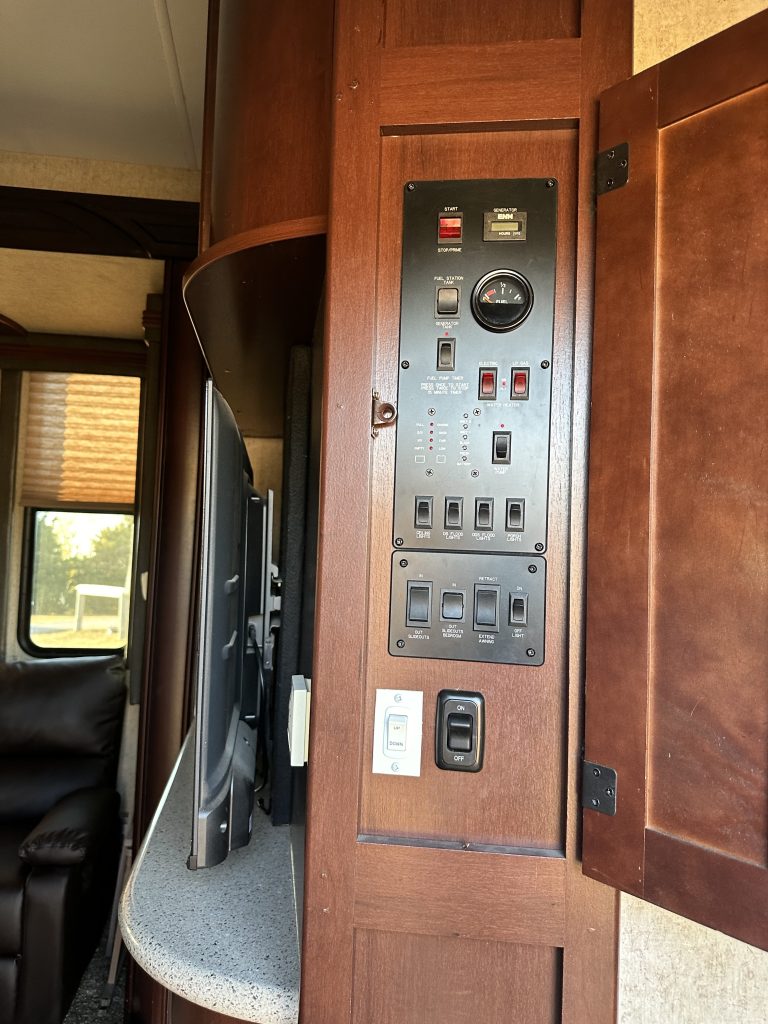 2014 HEARTLAND CYCLONE HD EDITION 4100 - Image 4