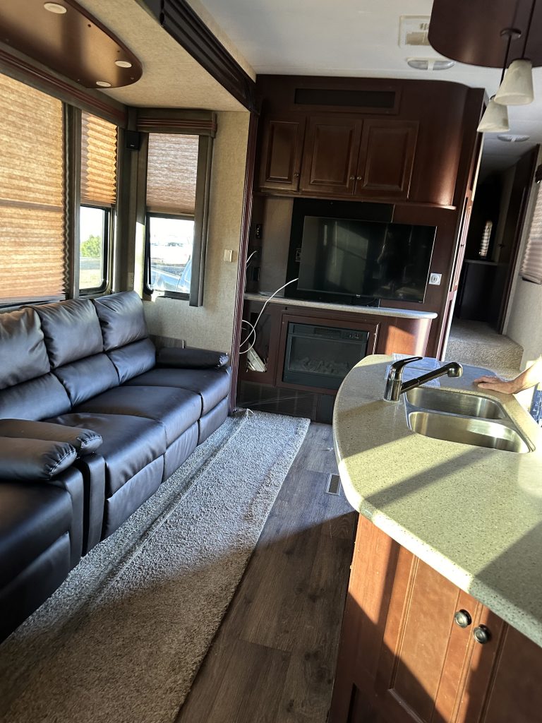 2014 HEARTLAND CYCLONE HD EDITION 4100 - Image 5