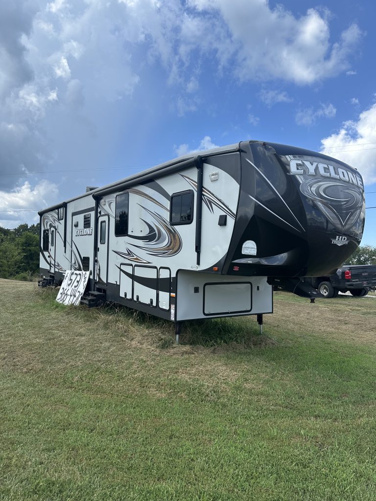 2014 HEARTLAND CYCLONE HD EDITION 4100 - Image 2