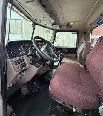 2018 Peterbilt 389 Daycab - Image 11