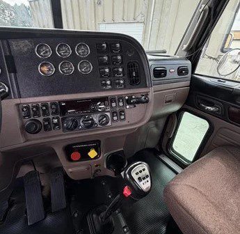 2018 Peterbilt 389 Daycab - Image 12