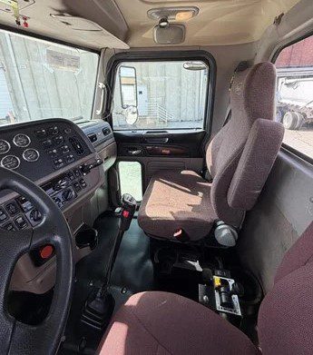 2018 Peterbilt 389 Daycab - Image 14
