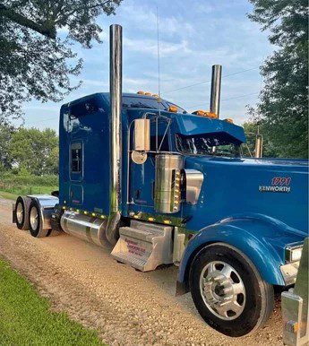 2019 Kenworth W900L - Image 2