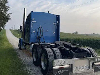 2019 Kenworth W900L - Image 3