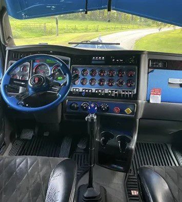 2019 Kenworth W900L - Image 4