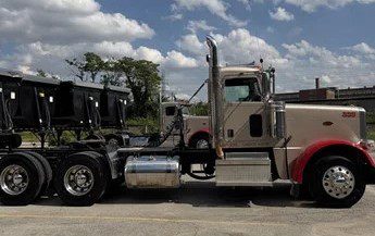 2018 Peterbilt 389 Daycab - Image 4